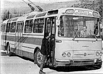 Прикрепленное изображение: На испытаниях троллейбуса Т-11. Июнь 1968г.Шкода-11Тр была плагиатом с автобуса Кароса-SM11 была попыткой унифицировать подвижной состав.jpg